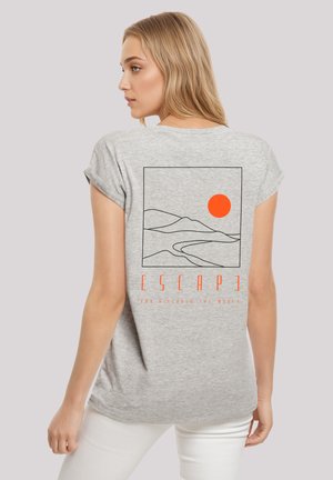 Graues T-Shirt mit kurzen Ärmeln und einem Grafikdesign von Bergen und einer Sonne in Orange, mit dem Wort "ESCAPE" in fetten Buchstaben unter dem Motiv.