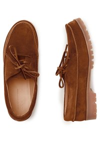 Scarpe in suede marrone con design stringato, punta rotonda e suola spessa e texture. La parte superiore ha una finitura liscia con cuciture minime.