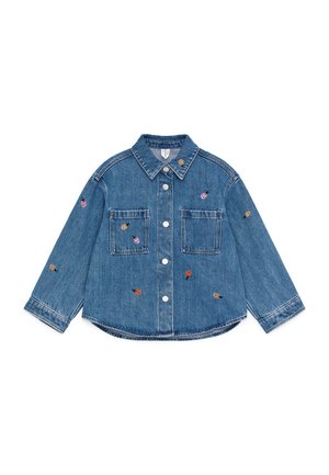 Chaqueta vaquera azul para niños con botones, mangas largas, dos bolsillos delanteros y pequeños mariquitas bordadas en colores como decoración.