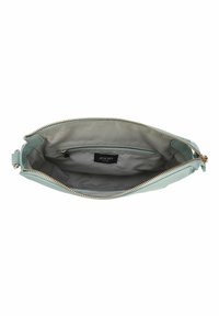 Portafoglio in pelle azzurro chiaro con cerniera dorata, caratterizzato da un ampio interno e da una piccola tasca con cerniera all'interno.
