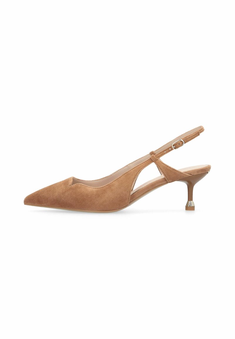 Escarpin slingback en daim marron avec bout pointu, petit talon kitten, bride de cheville réglable et détail métallique à la pointe du talon.