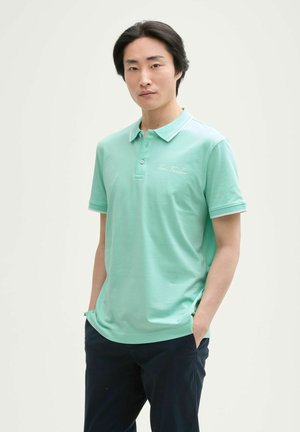 Lys teal polo skjorte med krave, der har en knaplukning og kontrastkanter på ærmerne. "Tom Tailor" logo broderet på brystet.