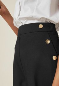 Next SENIOR TAPERED GOLD SNAP SCHOOL STANDARD - Kelnės - black