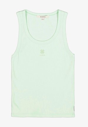 Camiseta sin mangas en verde claro con canalé, fabricada en algodón suave. Presenta un cuello redondo y un sutil logo bordado en el centro.