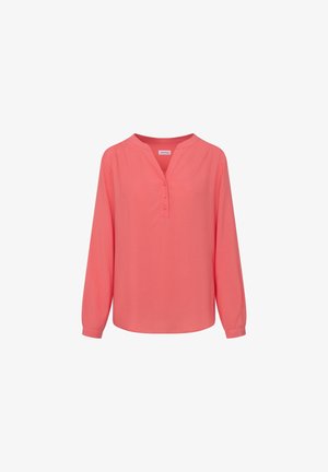 Koraalkleurige blouse met lange mouwen en V-hals, met knopendetails en een zachte textuur. Klassieke snit met een ontspannen pasvorm en subtiel vallende stof.
