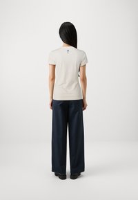 Guess SS CN  TRIANGLE - Marškinėliai su spaudiniu - cream white