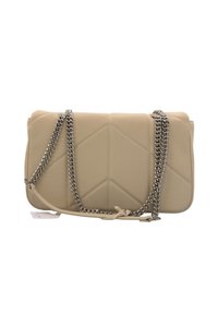 Borsa a tracolla beige trapuntata con catena argentata e dettagli in pelle, forma rettangolare, texture morbida e leggero motivo a zig zag.