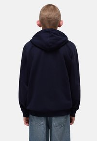 Felpa con cappuccio di colore blu navy, con una texture morbida e polsini a coste. La vista posteriore mostra un design semplice senza loghi o motivi visibili.