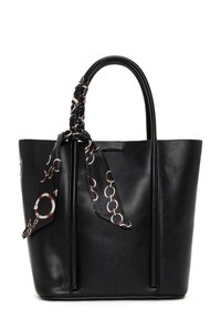 Borsa a mano in pelle nera con due manici lunghi, caratterizzata da una sciarpa intrecciata con un motivo circolare attaccata a un manico.