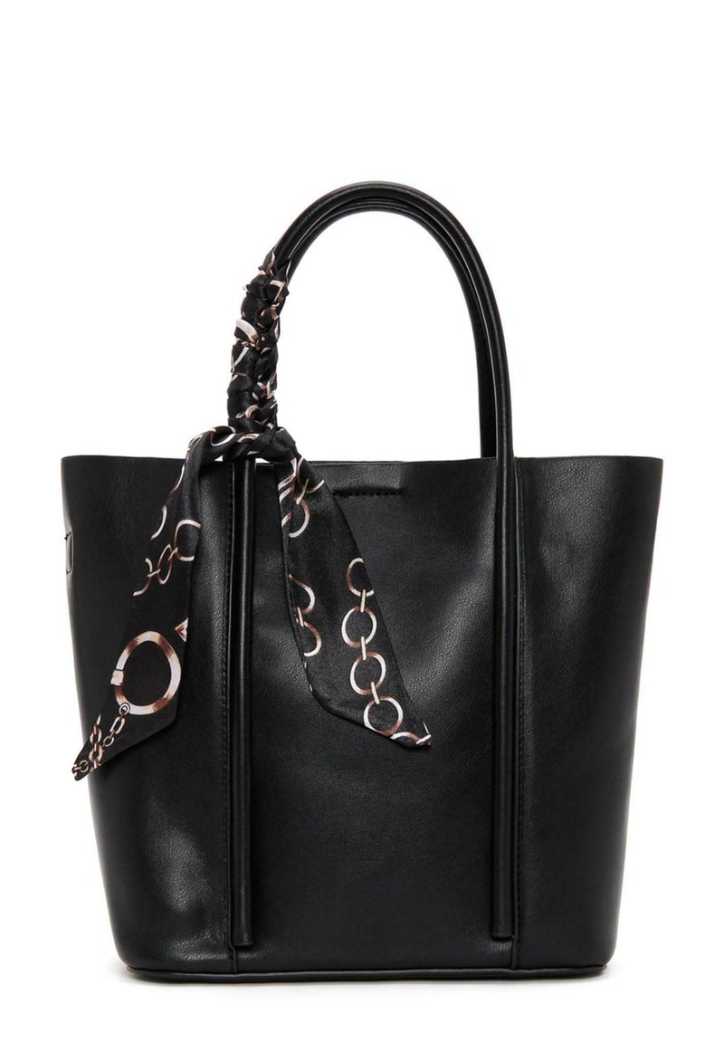 Borsa a mano in pelle nera con due manici lunghi, caratterizzata da una sciarpa intrecciata con un motivo circolare attaccata a un manico.