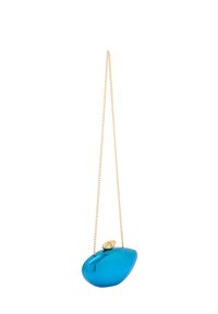 Borsa a clutch blu brillante con forma ovale, tracolla in catena dorata e un piccolo dettaglio di chiusura dorata. Superficie liscia e lucida.
