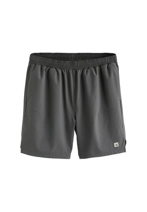 Tamnosive muške sportske kratke hlače s elastičnim pojasom, bočnim džepovima i malim trokutastim logom na rubu lijeve nogavice.