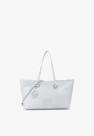 Sac fourre-tout en cuir tissé blanc avec double poignées, une longue bandoulière et un pendentif rond en argent avec un motif de trèfle à quatre feuilles.
