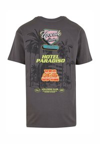Grå bomulds T-shirt med farverige retro-stil prints, herunder "Upscale Studios Malibu" og "Hotel Paradiso" med palmetræer grafik.