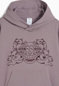 Hoodie lila con un gráfico central de gatos estilizados y una cara sonriente. Tejido suave con bolsillo tipo canguro y capucha con cordón.