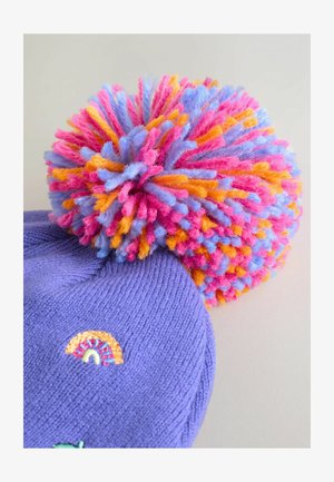 Bonnet en laine tricotée violet avec un pompon coloré comportant des fils roses, bleus et orange ; détail décoratif brodé en arc-en-ciel sur le côté.