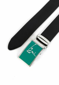 Schwarzer Leder-Gürtel mit einer silbernen rechteckigen Schnalle, die ein grünes Hintergrundfeld und ein weißes Silhouettenmuster zeigt. Glatte Oberfläche und eleganter Finish.