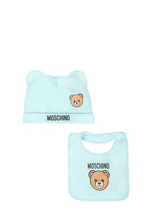 Jasnoniebieska bawełniana czapka dziecięca z uszkami misia oraz nadrukiem misia; dopasowany śliniak o podobnym wzorze z zapięciem na zatrzask. Oba elementy z logo "Moschino".