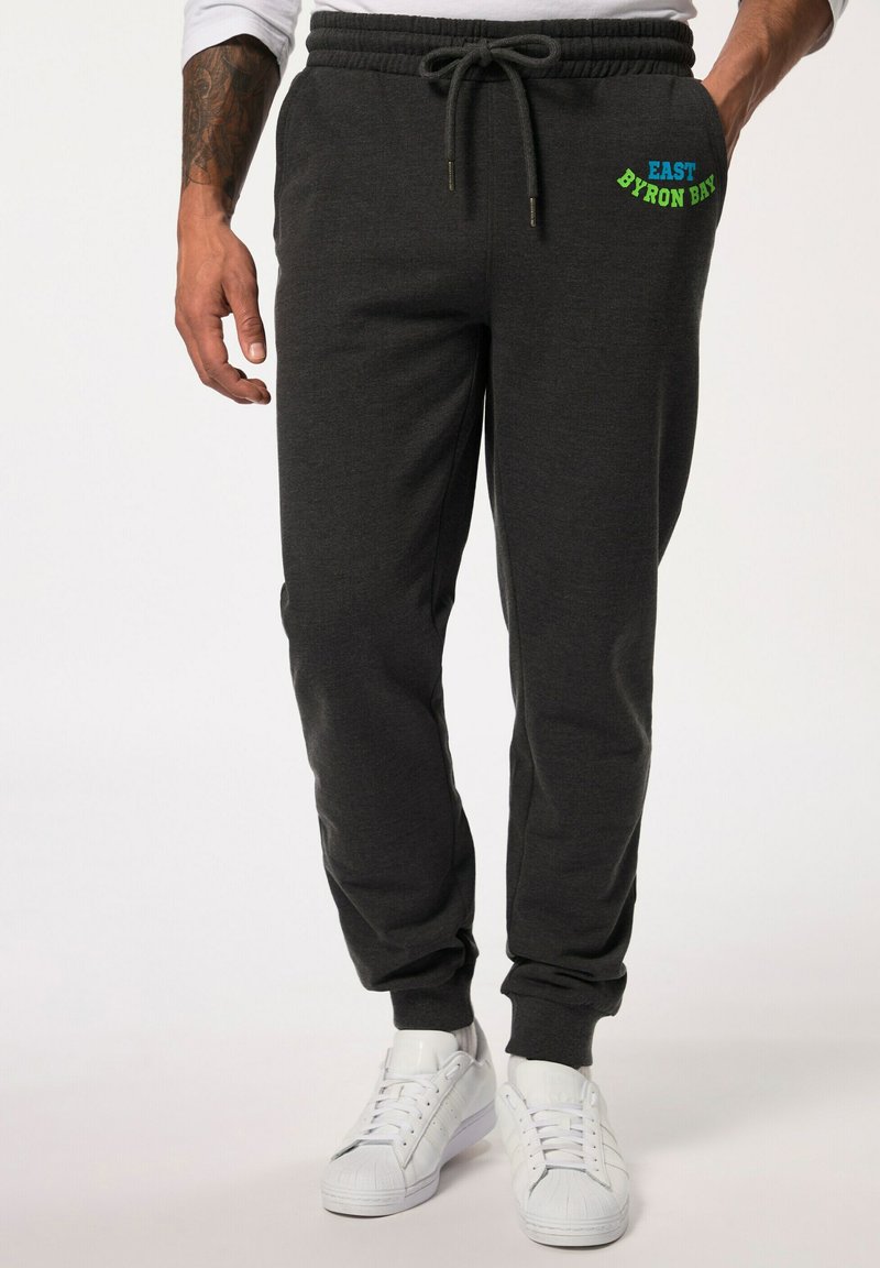 Grå joggingbukser med elastisk talje, snøre lukning og sidelommer. Har "EAST BYRON BAY" i blå og grøn brodering.
