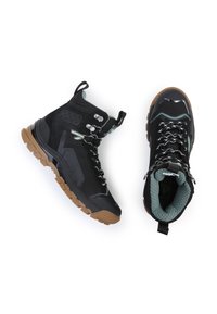 Czarne wysokie buty z siateczki i zamszu, z zielonymi akcentami, odblaskowymi sznurowadłami oraz solidną brązową gumową podeszwą. Posiadają uchwyt oraz oczka.