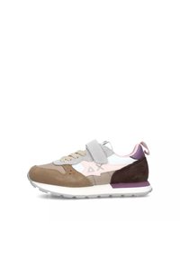 Sneaker realizzati con una combinazione di materiali scamosciati e tessili in beige, grigio chiaro, rosa e marrone scuro, dotati di un cinturino in Velcro e dettaglio del logo.