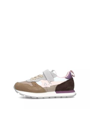 Sneaker realizzati con una combinazione di materiali scamosciati e tessili in beige, grigio chiaro, rosa e marrone scuro, dotati di un cinturino in Velcro e dettaglio del logo.
