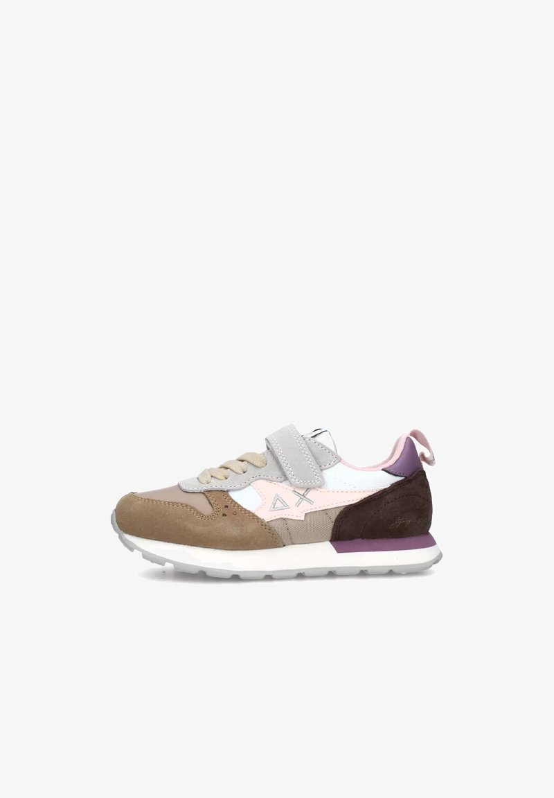Sneaker realizzati con una combinazione di materiali scamosciati e tessili in beige, grigio chiaro, rosa e marrone scuro, dotati di un cinturino in Velcro e dettaglio del logo.