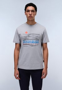 T-shirt en coton gris à manches courtes, avec un design graphique de montagnes et d'un soleil en orange et bleu. Ourlet droit.