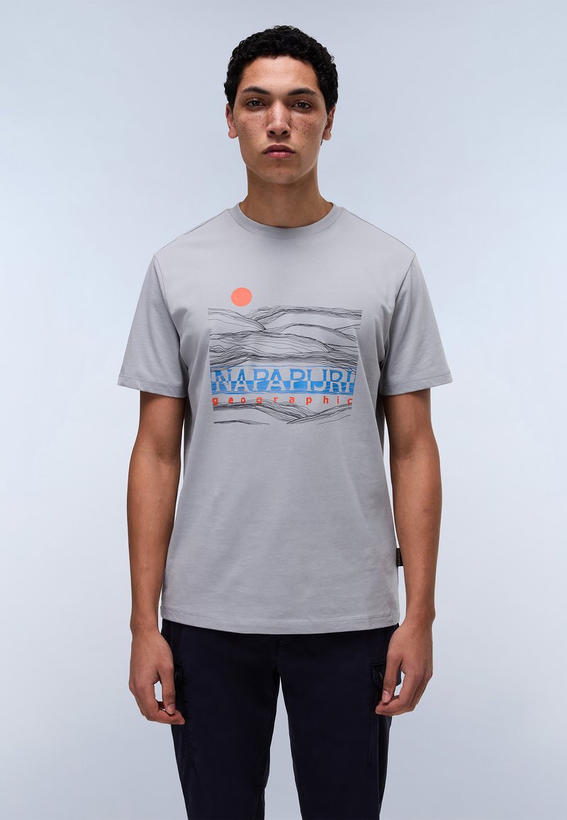 T-shirt en coton gris à manches courtes, avec un design graphique de montagnes et d'un soleil en orange et bleu. Ourlet droit.