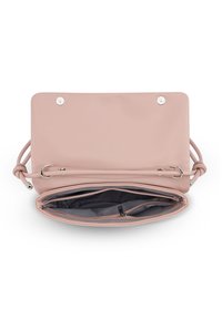 Jasnoróżowa skórzana torebka na ramię z magnetycznym zapięciem, zaprojektowana z plecionym paskiem, otwiera się, odsłaniając szaro wyścielone wnętrze oraz kieszeń na zamek.
