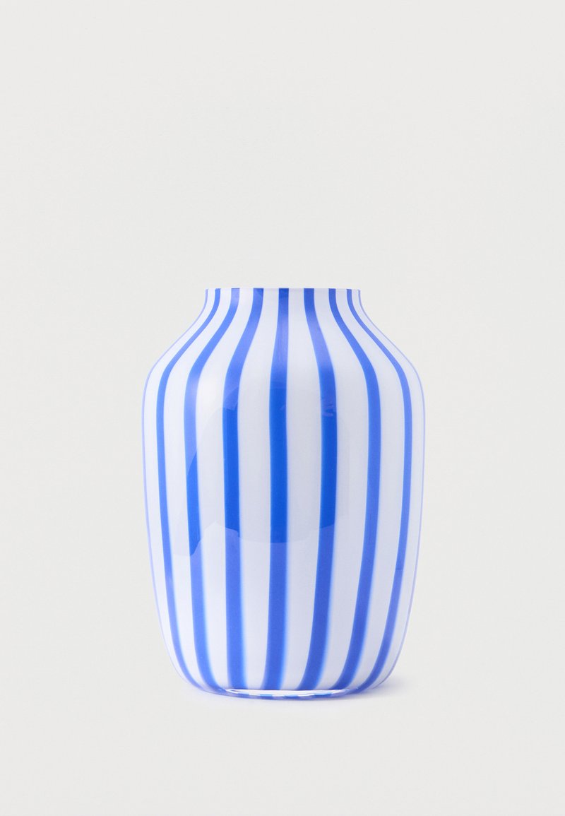 Λευκό κεραμικό βάζο με ομοιόμορφα κατανεμημένες κάθετες μπλε ρίγες, στρογγυλεμένο σώμα και στενό ανοιχτό επάνω μέρος, τοποθετημένο σε απλό ανοιχτόφωτο φόντο.