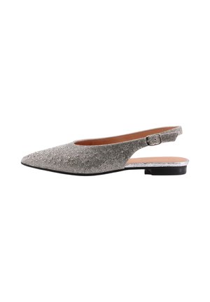 Srebrne baleriny typu slingback z ostro zakończonym noskiem, ozdobione małymi cyrkoniami, z paskiem i niskim czarnym obcasem.