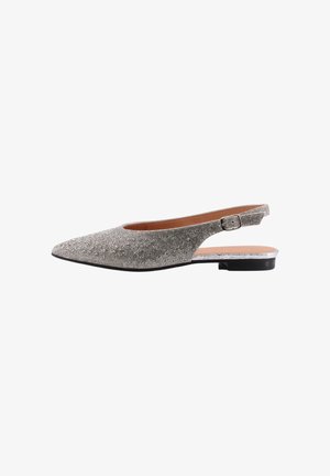 Srebrne baleriny typu slingback z ostro zakończonym noskiem, ozdobione małymi cyrkoniami, z paskiem i niskim czarnym obcasem.