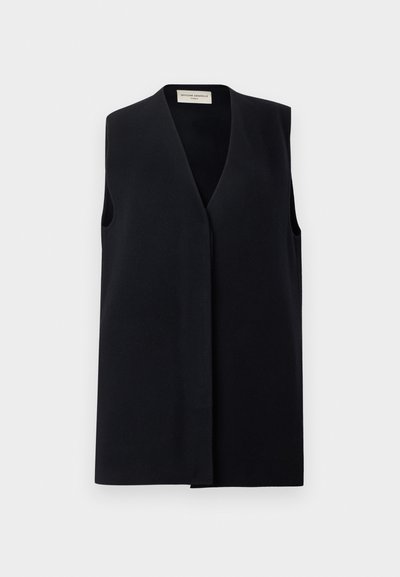 Μαύρο αμάνικο γιλέκο με V-λαιμόκοψη, κατασκευασμένο από ομαλό ύφασμα, χαρακτηρίζεται από απλό σχέδιο και ανοιχτό μπροστινό μέρος χωρίς ορατά κούμπωμα.