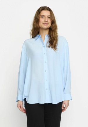 Helleblaues Button-up-Hemd mit Kragen, langen Ärmeln und lockerer Passform. Glatte Textur, mit abgerundetem Saum und dezenten Knöpfen.