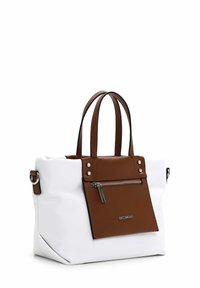Borsa bianca con dettagli in pelle marrone, tasca frontale con zip, due manici e una forma strutturata. Dettagli in metallo argentato sono presenti.
