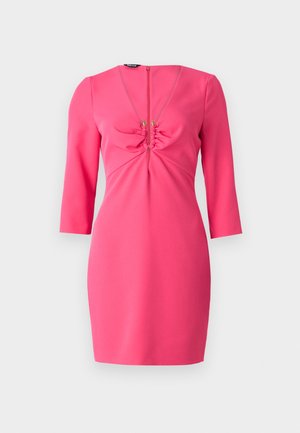 Abito aderente rosa con maniche tre quarti, scollatura profonda a V, dettagli arricciati sul davanti e chiusura con zip sul retro. Tessuto di texture liscia.