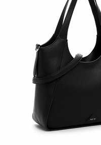 Musta tekstuurse nahaga õlakott, millel on kaks rihma ja alumises nurgas väike kolmnurkne logomärk, millel on kirjas "RUE 09".