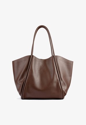Borsa a spalla in pelle marrone con due manici lunghi, presenta una forma piatta e ampia con delicati dettagli di cucitura sui lati.