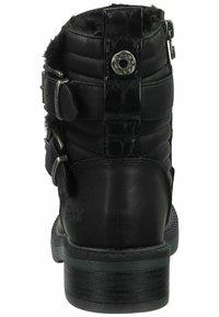 Czarny botek za kostkę z pikowanym skórzanym wykończeniem, futrzanym wyściółką na górze, z klamrami oraz niskim drewnianym obcasem. Zamek błyskawiczny z boku.