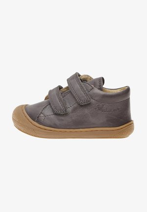 Zapatos para toddlers de cuero gris con dos correas de Velcro, punta redondeada y suela de goma beige con detalles texturizados en la puntera.