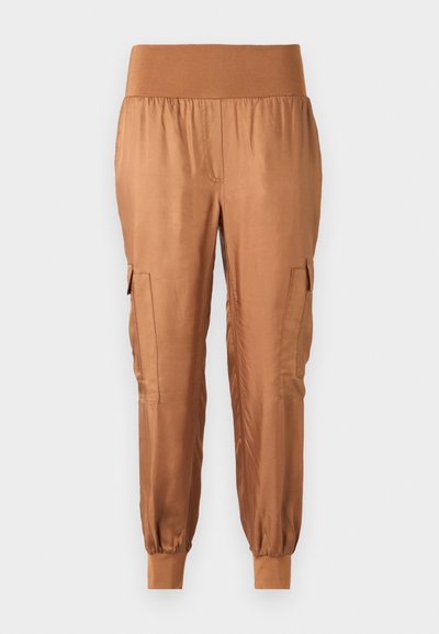 Bruine satijnen cargo broek met een elastische tailleband, zijzakken en taps toelopende boorden. Glad textuur en lichtgewicht stof.