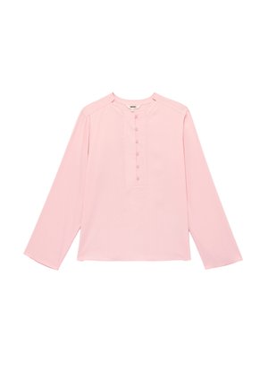 Jasnoróżowa bluzka z długim rękawem, o okrągłym dekolcie i pięcioma guzikami z przodu, wykonana z gładkiej tkaniny, zaprezentowana na białym tle.