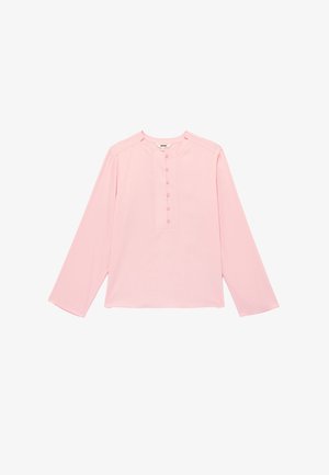 Blouse rose clair à manches longues avec encolure ronde et cinq boutons sur le devant, fabriquée en tissu lisse, présentée sur un fond blanc.