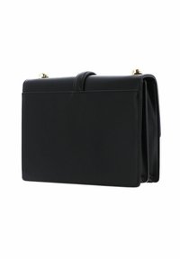 Borsa a mano in pelle nera con design strutturato, dettagli in metallo dorato e fronte piatto. Presenta una chiusura a fibbia e bordi angolari.