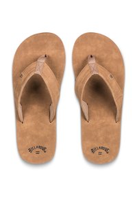 Tan flip-flops med en mjuk mocka fotbädd, tygremmar och en liten tryckt logotyp. Rundad form med en minimalistisk design.