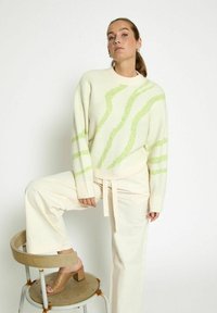 Desires Pulover - p dark citron print
