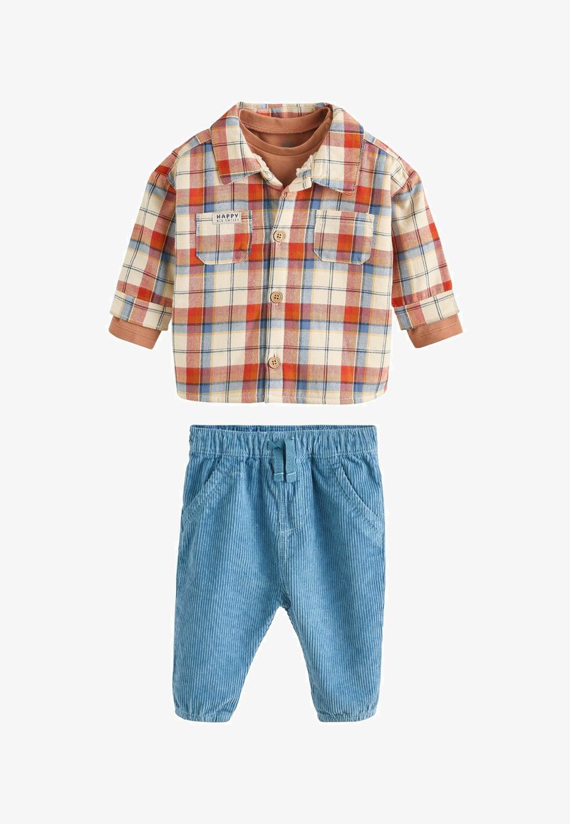 Imikute riietus, mis sisaldab punase, sinise ja beeži ruudulise mustriga nööbiga särke, mille all on pruun pikka varrukatopp, koos helesiniste puuvillaste elastsete pükstega.