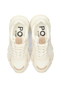 Par de zapatillas deportivas de malla y cuero color crema con suelas gruesas y detalles beige, vistas desde arriba sobre un fondo blanco.