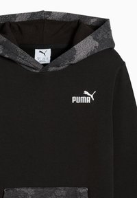 Felpa nera con cappuccio grigio a fantasia. Presenta un logo Puma bianco sul petto. Realizzata in materiale morbido, adatta per un abbigliamento casual.